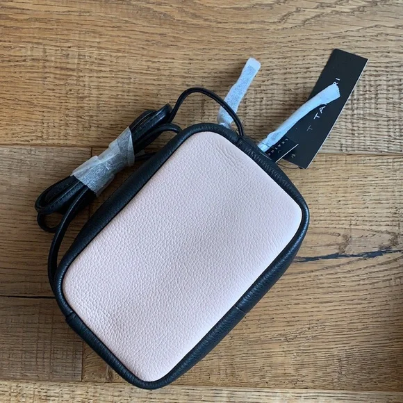 NWT Tahari Kaia Crossbody Camera Bag in Black White & Blush Pink - Picture 2 of 11